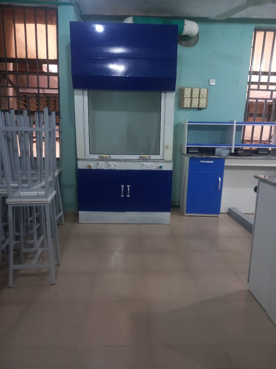 Laboratory fume cupboard